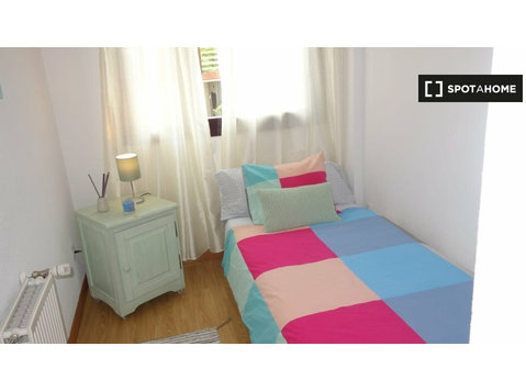 Helles Zimmer zu vermieten in einer 3-Zimmer-Wohnung,… - Zu Vermieten