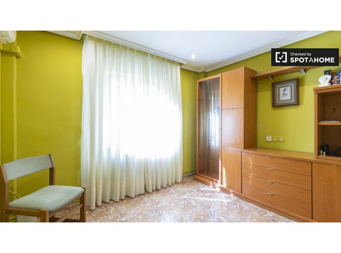 Helles Zimmer zur Miete in 4-Zimmer-Wohnung in Villaverde - Zu Vermieten