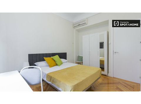 Bright room for rent in 7-bedroom apartment in Salamanca - השכרה