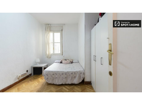 Jasny pokój do wynajęcia w 8-pokojowym mieszkaniu w Moncloa - Do wynajęcia