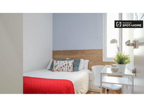 Helles Zimmer zur Miete in 8-Zimmer-Wohnung in Retiro Madrid - Zu Vermieten