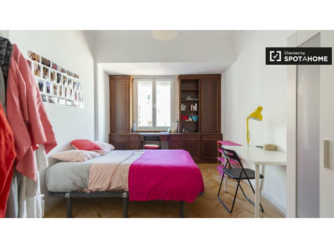 Luminosa camera in affitto in appartamento con 9 camere da… - In Affitto