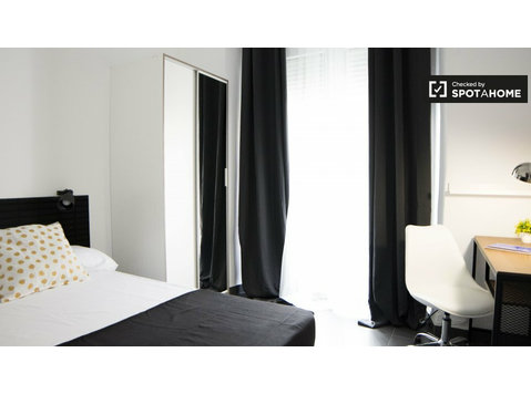 Bright room for rent in Madrid Centro - For Rent