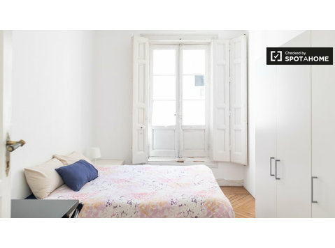 Quarto luminoso em apartamento de 10 quartos em Sol, Madrid - Aluguel