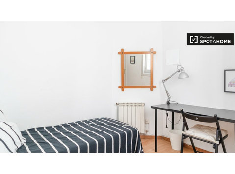 Helles Zimmer in einer 10-Zimmer-Wohnung in Sol, Madrid - Zu Vermieten