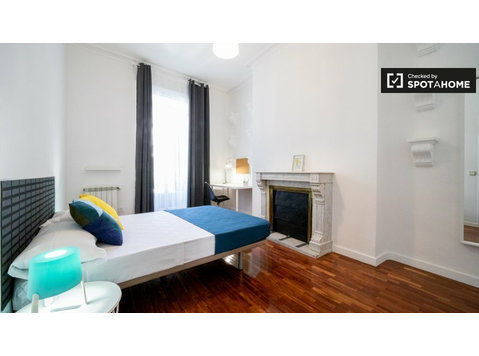 Jasny pokój w 11-pokojowym apartamencie w Malasaña w… - Do wynajęcia