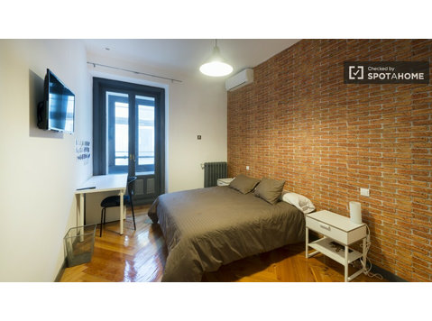 Bright room in 1shared apartment in Puerta del Sol, Madrid - For Rent