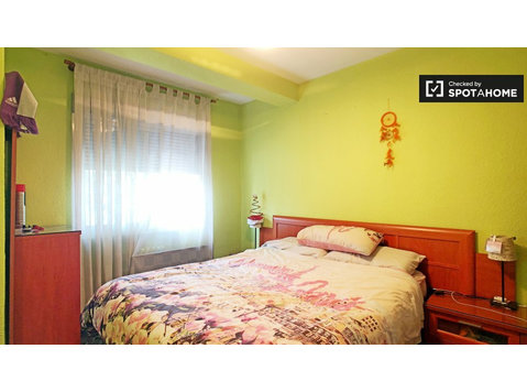 Jasny pokój w apartamencie z 3 sypialniami w Carabanchel w… - Do wynajęcia