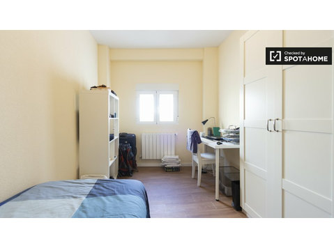 Carabanchel, Madrid 3 yatak odalı daire parlak oda - Kiralık