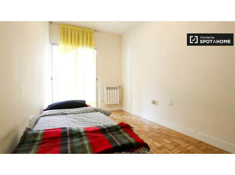Luminosa camera in appartamento con 3 camere da letto a… - In Affitto