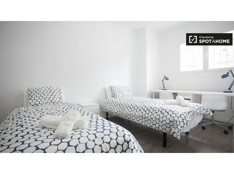 Habitación luminosa en el apartamento de 4 dormitorios… - Alquiler