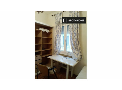 Bright room in 4-bedroom apartment in Rios Rosas, Madrid - K pronájmu