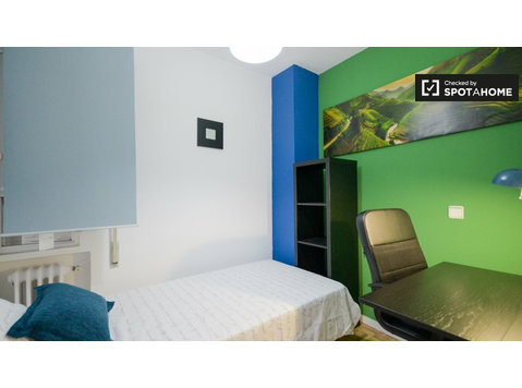 Bright room in 5-bedroom apartment in Alcalá De Henares - Te Huur