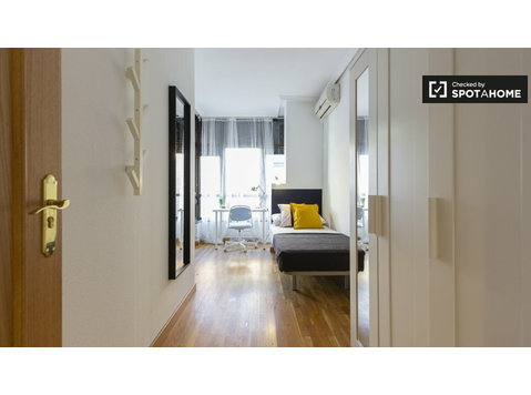 Bright room in 5-bedroom apartment in Delicias, Madrid - Za iznajmljivanje