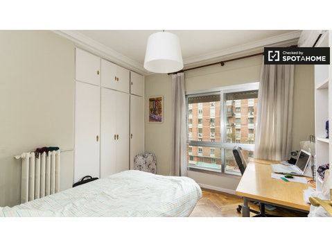 Bright room in 5-bedroom apartment in Prosperidad, Madrid - เพื่อให้เช่า