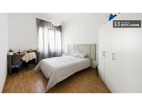 Salamanca, Madrid'de 5 yatak odalı daire içinde parlak oda - Kiralık