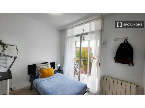 Bright room in 5-bedroom apartment in Usera, Madrid - For Rent