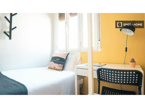 Helles Zimmer in 6-Zimmer-Wohnung in Retiro, Madrid - Zu Vermieten