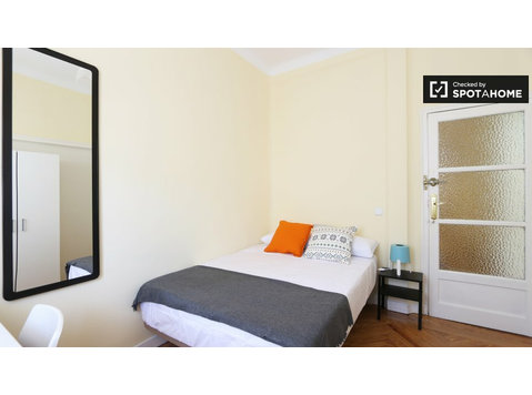 Helles Zimmer in einer 6-Zimmer-Wohnung in Salamanca, Madrid - Zu Vermieten