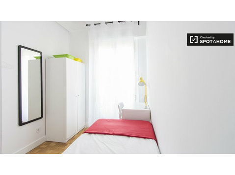 Jasny pokój w apartamencie z 7 sypialniami, Moncloa, Madryt - Do wynajęcia