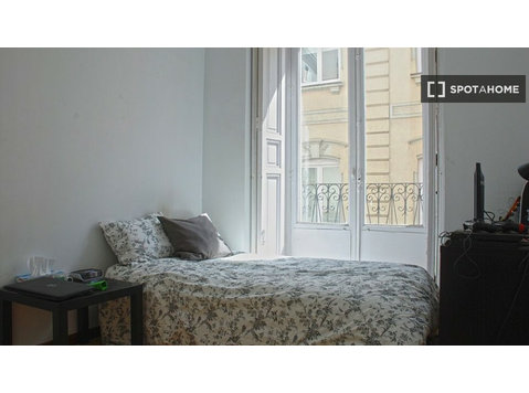 Jasny pokój w 7-pokojowym apartamencie w Latina, Madryt - Do wynajęcia