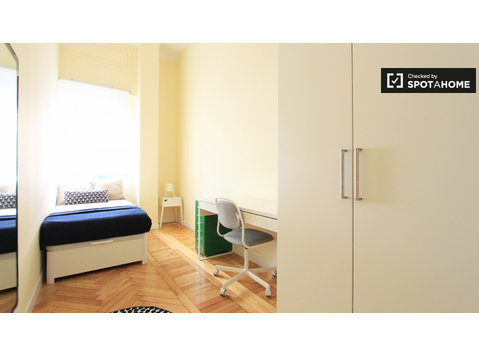 Bright room in 7-bedroom apartment in Retiro, Madrid - За издавање