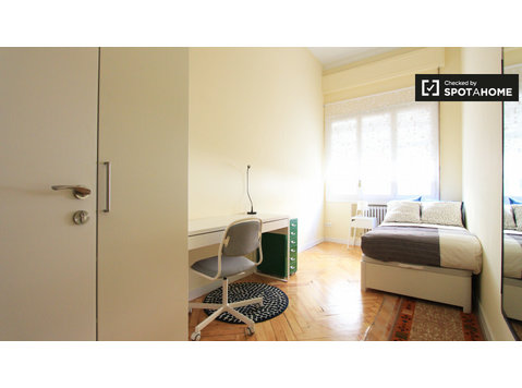 Retiro, Madrid'de 7 yatak odalı daire bulunan aydınlık oda - Kiralık
