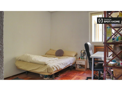Habitación luminosa en piso de 7 habitaciones en Salamanca,… - Alquiler