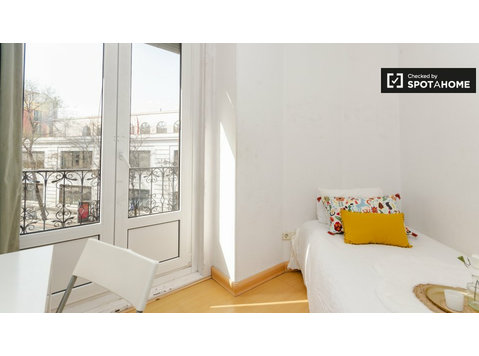 Bright room in 8-bedroom apartment in La Latina, Madrid - For Rent