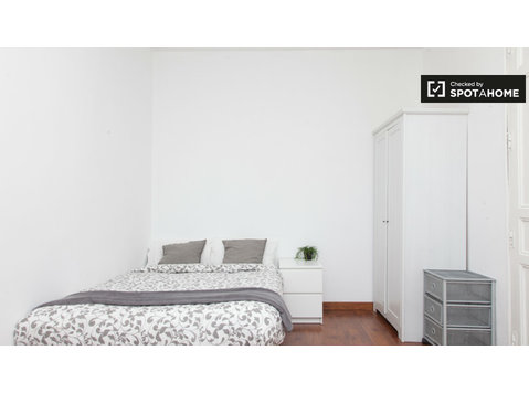 Jasny pokój w 8-pokojowym apartamencie w La Latina w… - Do wynajęcia
