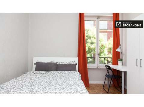 Moncloa, Madrid'de 8 yatak odalı dairede aydınlık oda - Kiralık