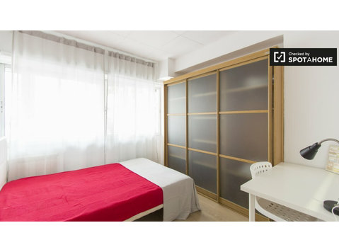 Habitación luminosa en un apartamento de 8 dormitorios en… - Alquiler