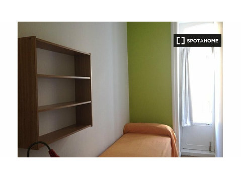 Bright room in 8-bedroom student residence in Madrid Centro - For Rent