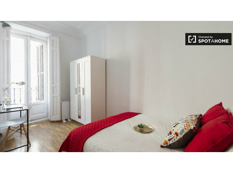 Helles Zimmer in 9-Zimmer-Wohnung in Retiro, Madrid - Zu Vermieten