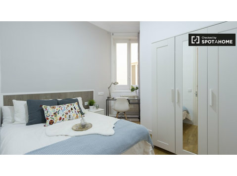 Retiro, Madrid'de 9 yatak odalı dairede aydınlık oda - Kiralık