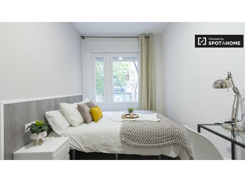 Bright room in 9-bedroom apartment in Rios Rosas, Madrid - Til Leie