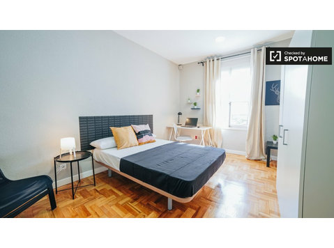 Moncloa, Madrid 15 yatak odalı bir dairede aydınlık oda - Kiralık