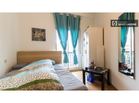 Bright room in shared apartment in Atocha, Madrid - De inchiriat