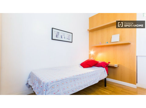 Bright room in shared apartment in Latina, Madrid - Izīrē