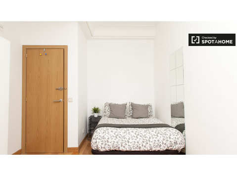 Helles Zimmer in Wohngemeinschaft in Puerta del Sol, Madrid - Zu Vermieten