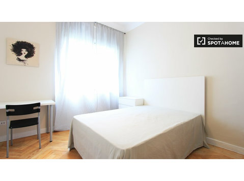 Bright room in shared apartment in Salamanca, Madrid - Под Кирија