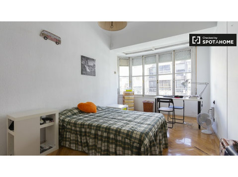 Moncloa'da 8 yatak odalı dairede kiralık büyüleyici oda - Kiralık