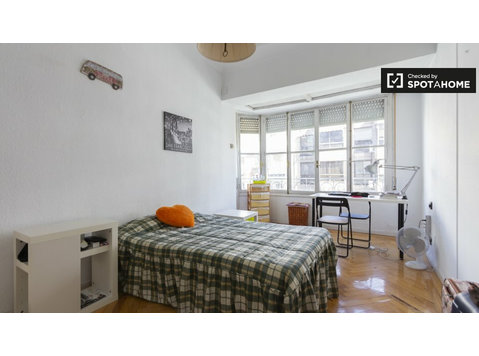 Charmantes Zimmer zur Miete in 8-Zimmer-Wohnung in Moncloa - Zu Vermieten