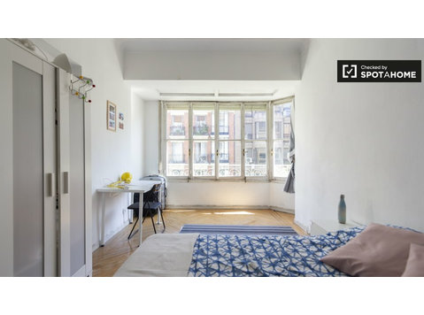 Affascinante camera in affitto in appartamento con 9 camere… - In Affitto