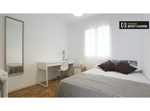 Charming room for rent in Guindalera, Madrid - Kiadó