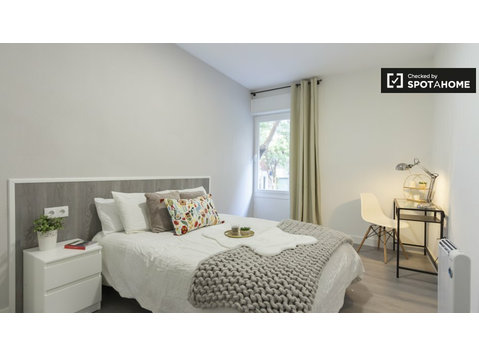 Charmantes Zimmer in einer 9-Zimmer-Wohnung in Rios Rosas,… - Zu Vermieten