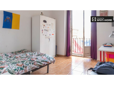 Centro, Madrid'de 4 yatak odalı dairede kiralık neşeli oda - Kiralık