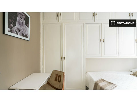 Chambre chic dans un appartement de 4 chambres à Nueva… - À louer