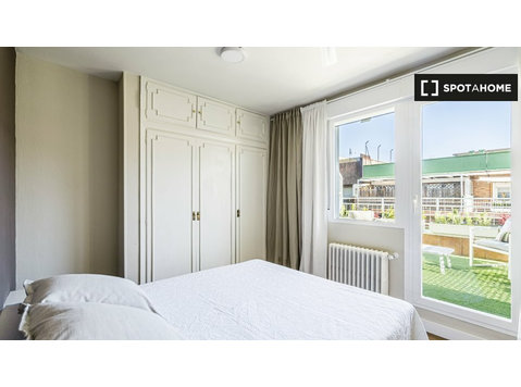 Madrid, Nueva España'daki 4 yatak odalı dairede şık oda - Kiralık