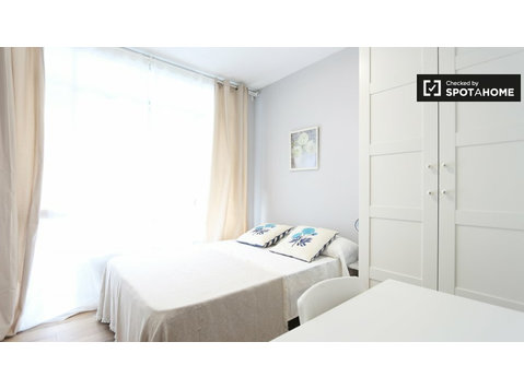 Chic room in 5-bedroom apartment in Nueva España, Madrid - Vuokralle